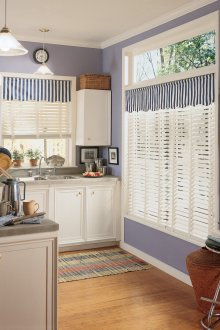 Раирани къси завеси за кухнята