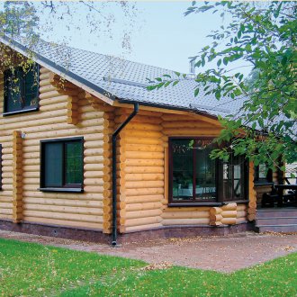 Къща с дървени трупи с прозорец на залива