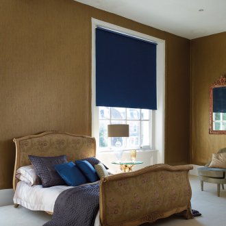 Сини затъмнени завеси