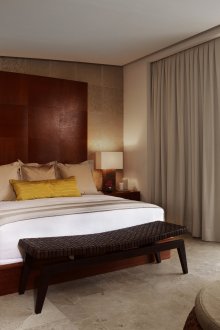 Dinding kertas dinding dan panel batu berwarna dalam bilik tidur
