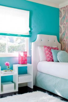 Dinding kertas dinding dan corak paisley di dalam bilik tidur