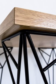 Метална маса в стил минимализъм