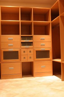 Среден гардероб с удобни кошници