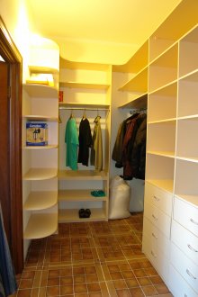 Малка съблекалня с бели мебели