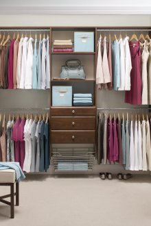 Малка съблекалня с удобни рафтове