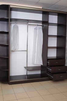 Малка съблекалня под тъмно дърво