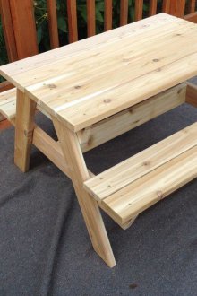 Маса с пейка за лятна резиденция