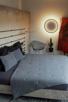 Bilik tidur dalam apartmen gaya loteng