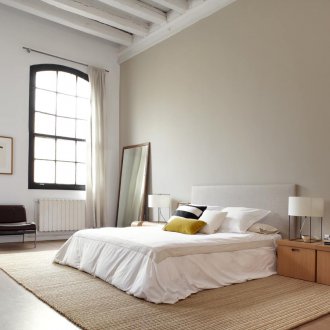 Tingkap besar di bilik tidur loteng