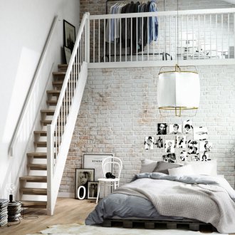 Katil palet di bilik tidur loteng