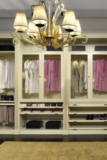 Просторен бежов гардероб