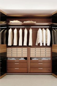 Красива съблекалня под дърво