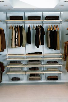 Модерен гардероб от метал и дърво