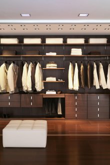 Голяма стая за мъжки гардероб с плъзгащи се врати