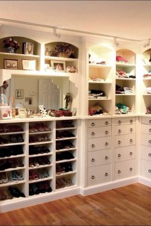 Просторна бяла съблекалня за деца и възрастни