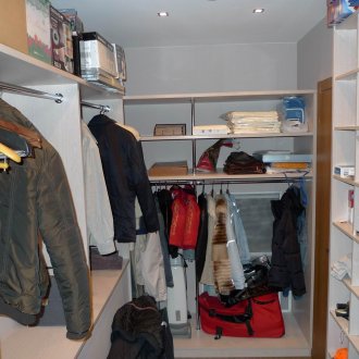 Малък просторен гардероб