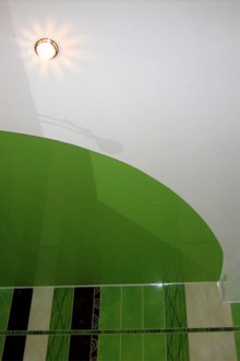 Green ceiling in the bathroom