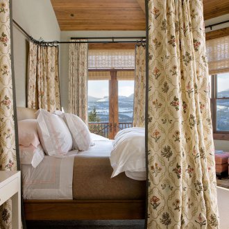 Cama con dosel en una habitación cómoda