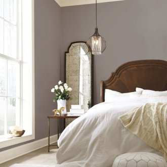 Уютна спалня с дъбово легло