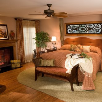 Уютна спалня с камина