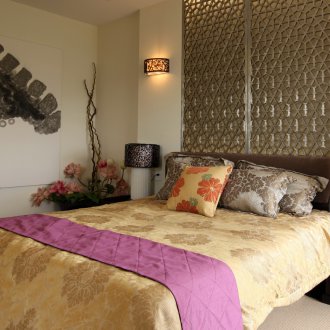 Кафява уютна спалня