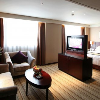 Уютна махагонова спалня