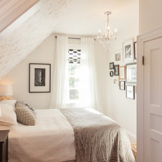 Уютна таванска спалня