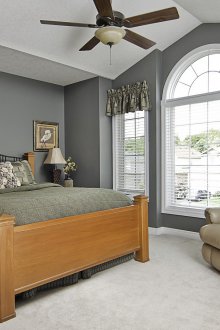 Уютна сива спалня