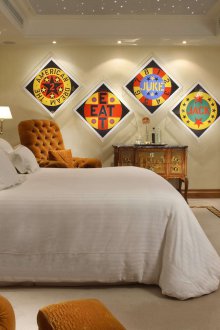 Уютна спалня с мека стена