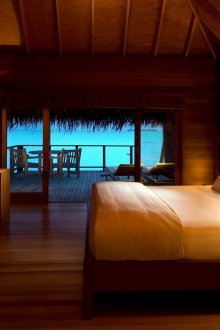 Уютна спалня в тропически стил