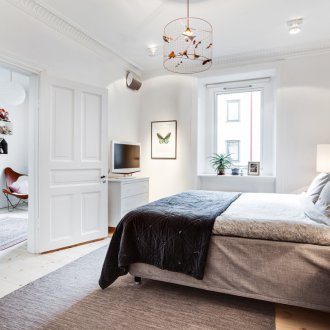 Bilik tidur gaya Scandinavia di bahagian dalam apartmen