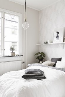 Rak di atas katil di bilik tidur Scandinavia