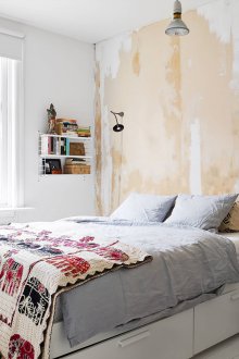 Dinding bilik tidur bergaya Scandinavia yang berumur