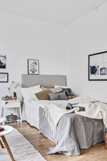 Katil bergaya Scandinavia di sudut bilik tidur