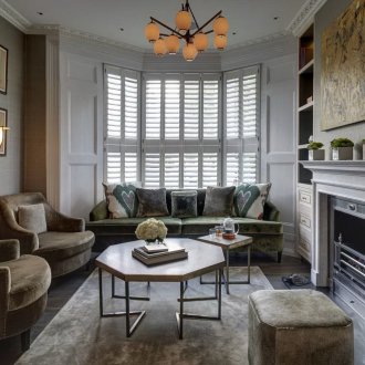 Диван в прозореца на залива във всекидневната