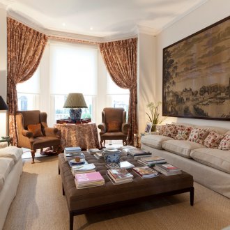 Прозорец в колониален стил