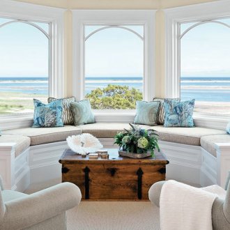 Дневна с полукръгъл прозорец