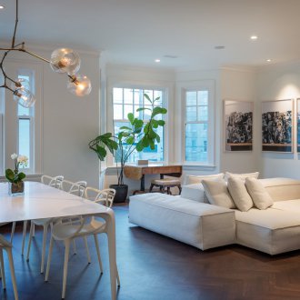 Дневна в модерен стил с прозорец