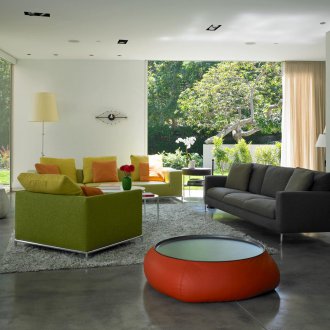 Сив диван в къщата