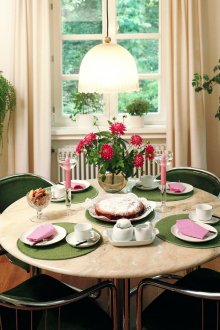 На закрито свежи цветя в трапезарията