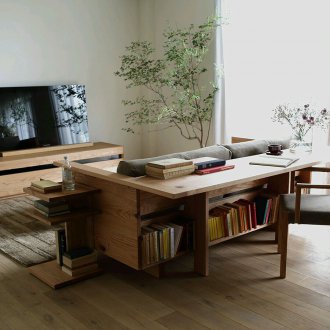 Диван с дървени рафтове