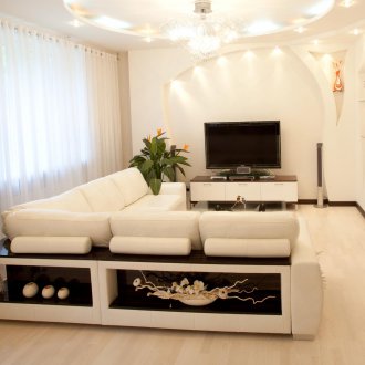 Кожен диван с рафтове