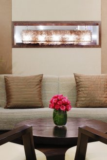 Всекидневната със свежи цветя става по-удобна