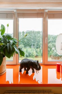 Пластмасов оранжев перваза на прозореца