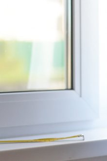 Тесен пластмасов перваз на прозореца