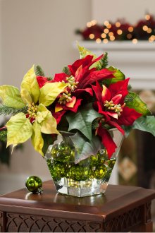 Изкуствени цветя и коледни топки в интериора