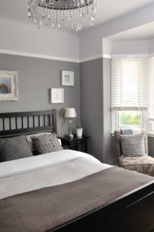 Bilik tidur kelabu dengan perabot wenge