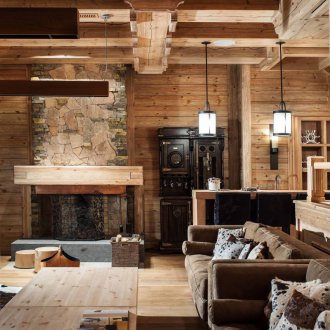 Дърво в интериора на хола в страната