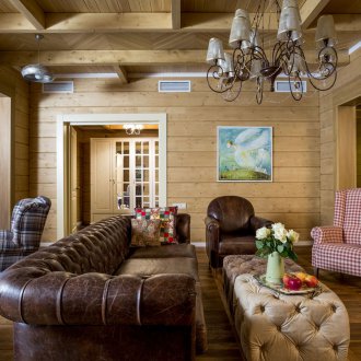 Кожени мебели в селски хол