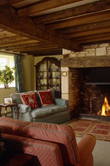 Греди на тавана на хола на селска къща